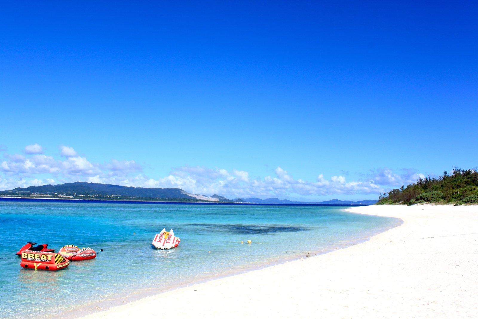 banana boat in beach near tall trees okinawa sea japan nature 2k 4k 5k