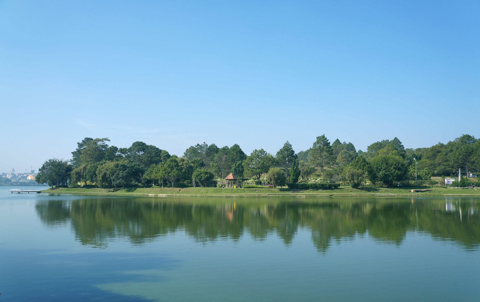 lake xuan huong dalat scenery vietnam water tree 2k 4k 5k
