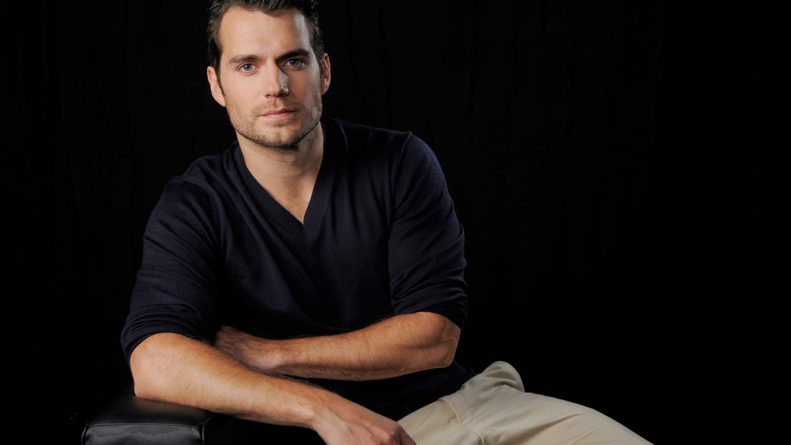 men s black v neck elbow sleeved shirt Henry Cavill photo 2k 4k 5k 8k