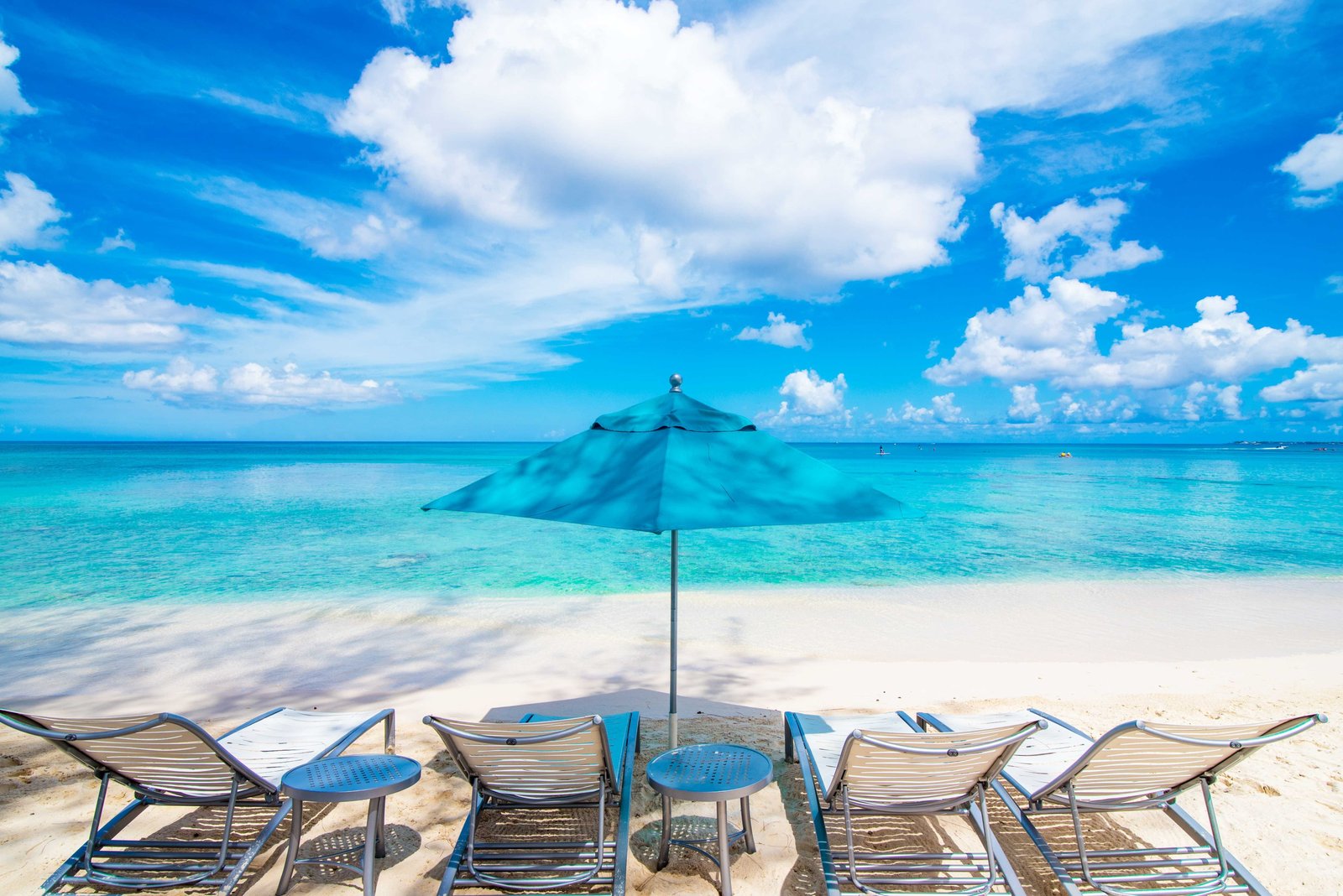 beach playa sand palm tree chairs loungers umbrella 2k 4k 5k