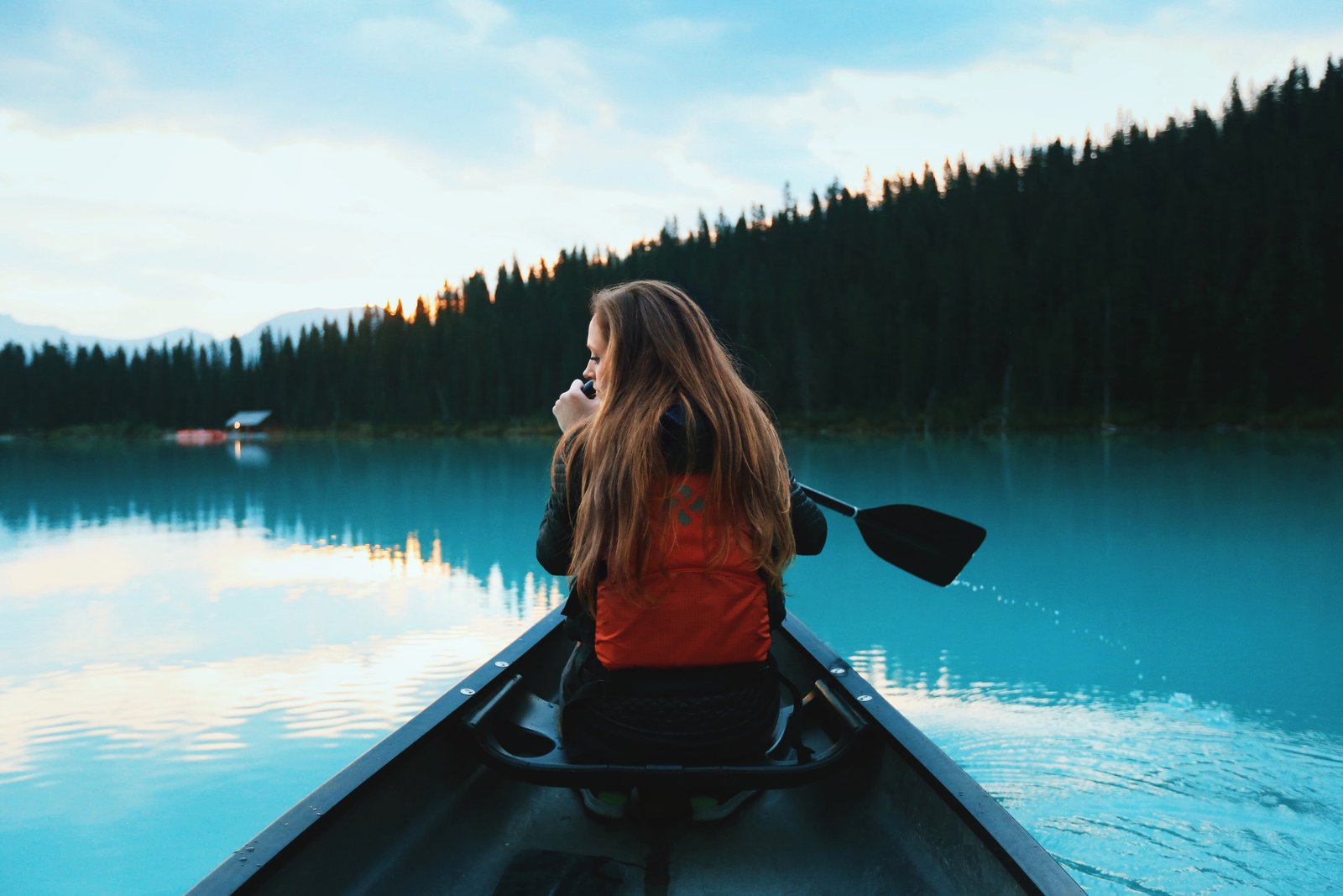 blonde haired woman riding on boat paddling paddle 2k 4k 5k