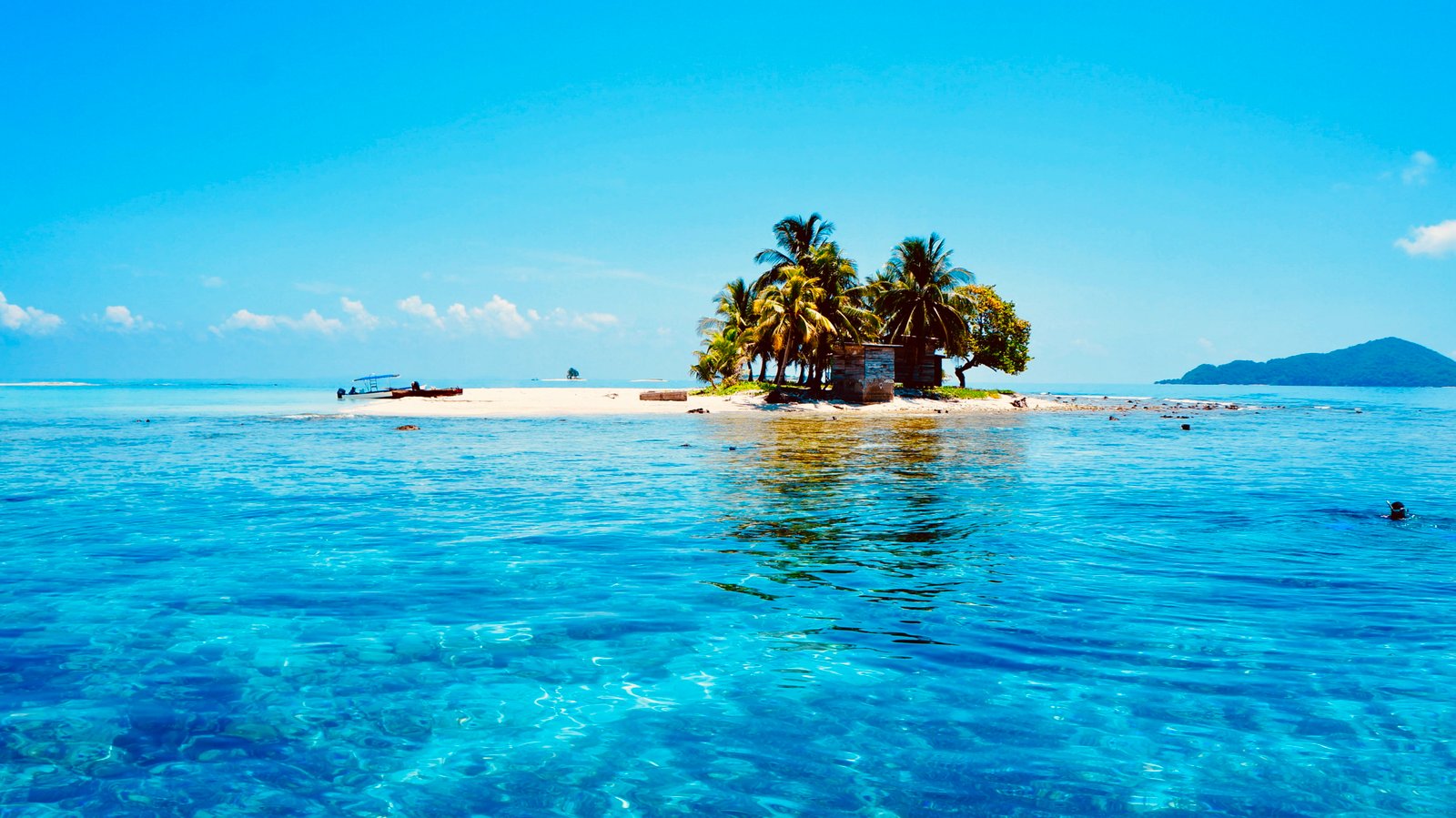 honduras cayos cochinos boat sand water island mountains 2k 4k 5k