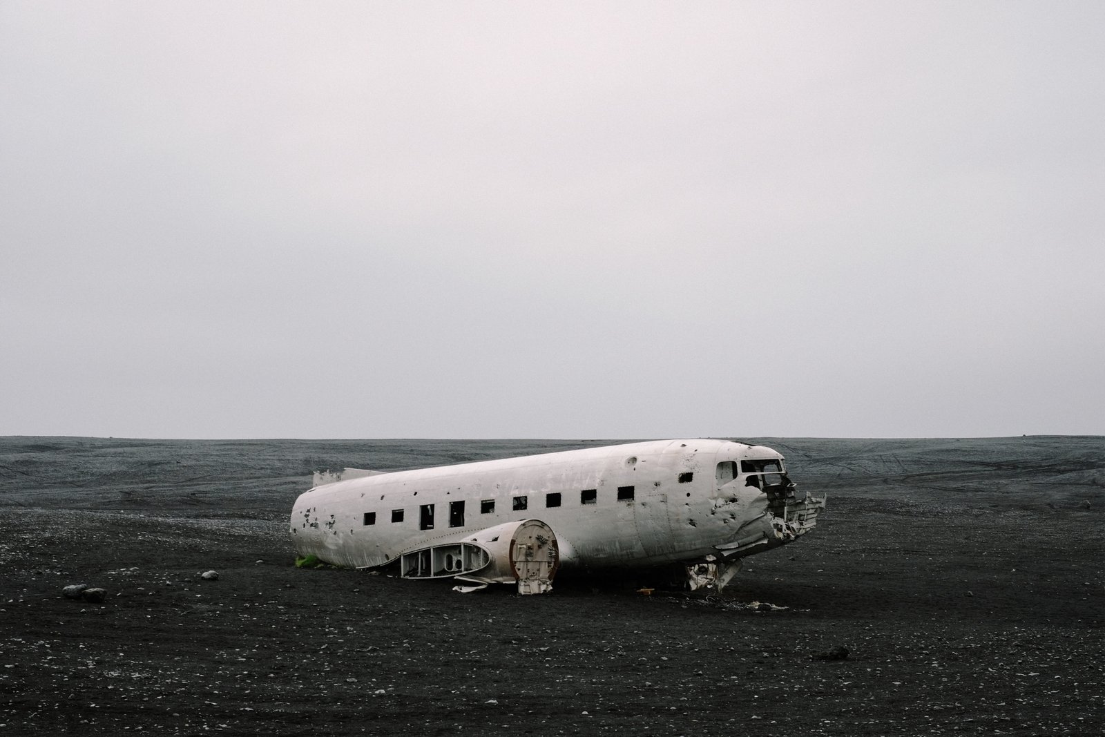 wrecked air plane on gray sand crashed white airplane beach 2k 4k