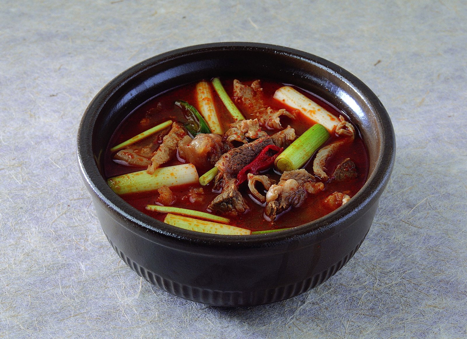 black ceramic bowl soup beef onion food heat Temperature 2k