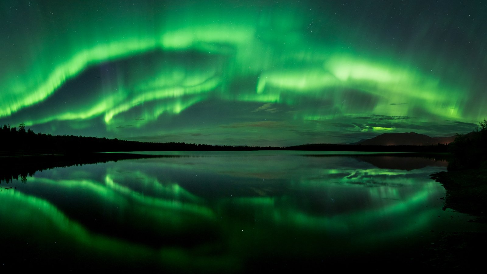 Northern Lights Panorama Beach Lake Aurora Alaska reflection 2k 4k 5k