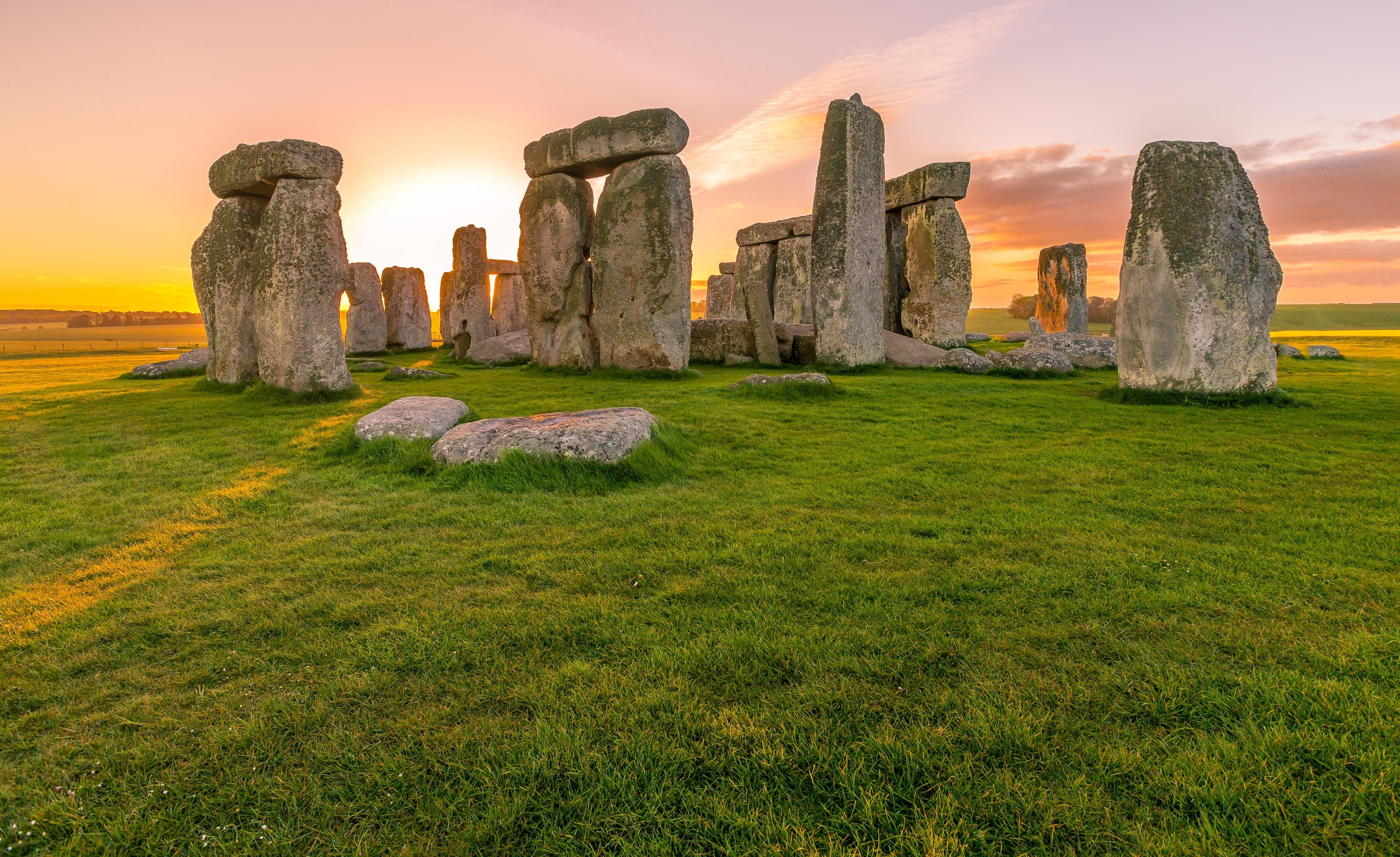 Stonehenge under the sunset skies ancient dusk england photo 2k