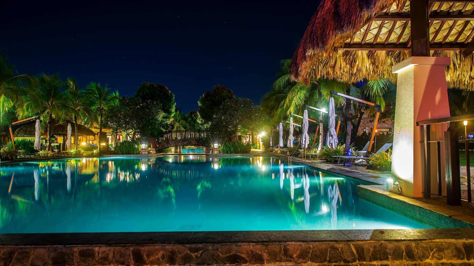 asia swimming pool hotel summer night evening dusk tour 2k 4k 5k