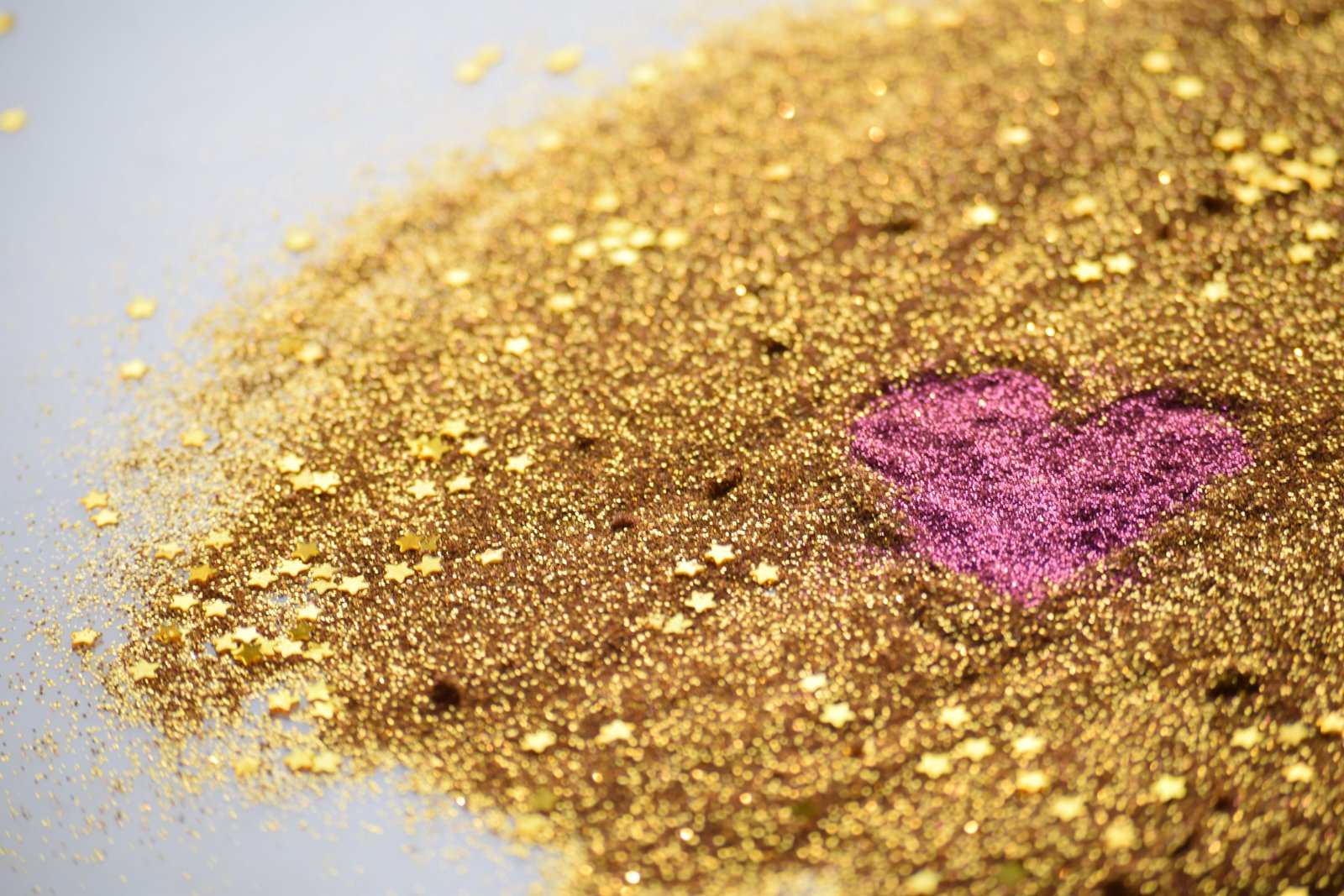 gold and pink glitter scattered on the floor heart pretty girl 2k 4k 5k