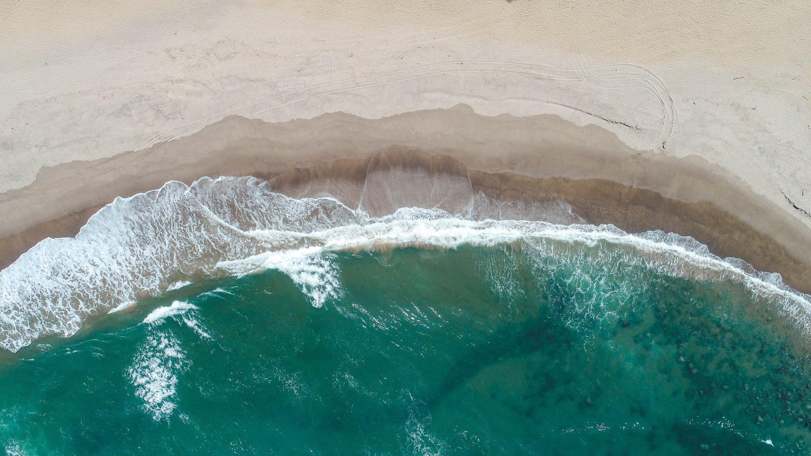 ocean waves hitting shore aerial photo at daytime photography 2k 4k 5k