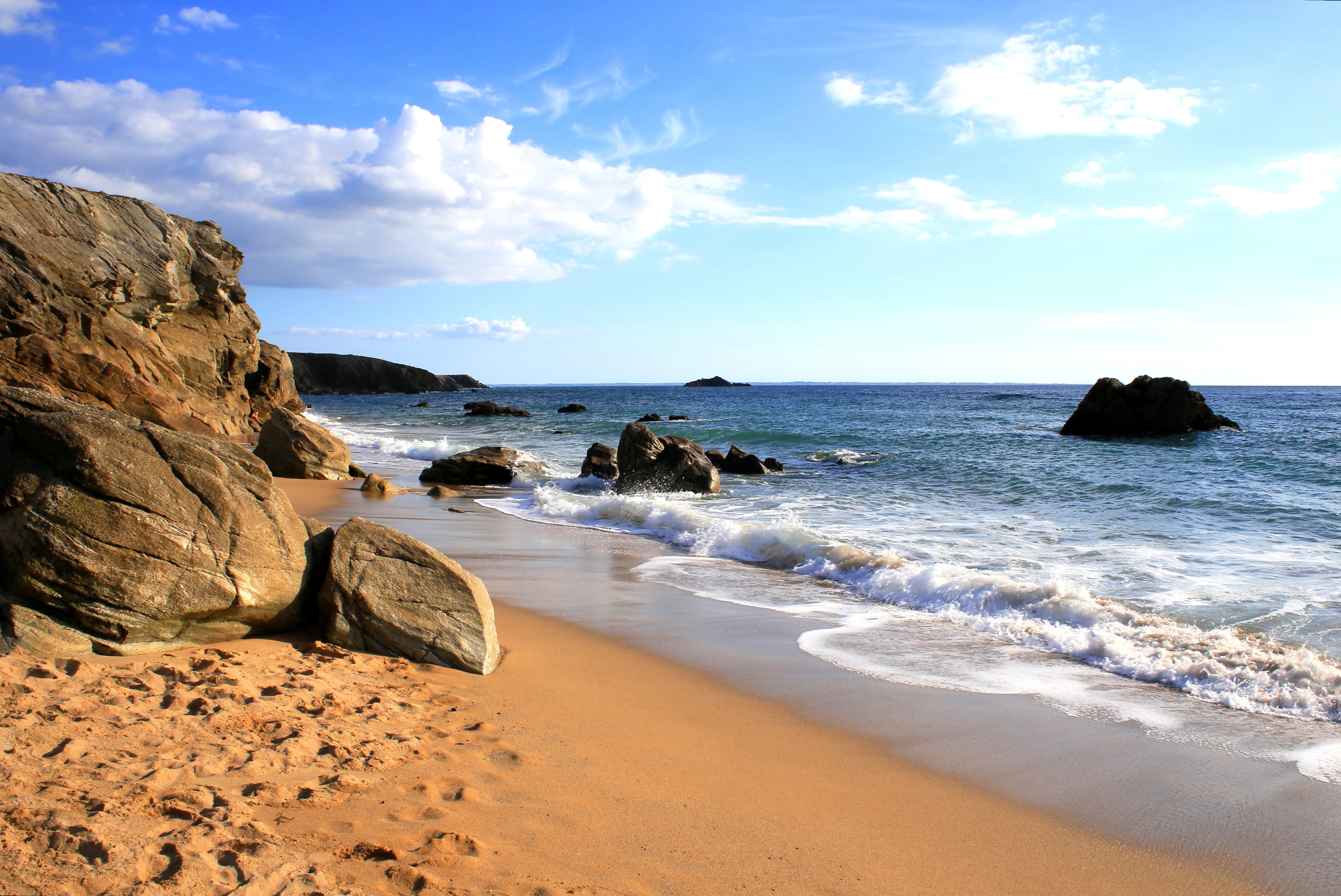 seashore under white sky cote sauvage bretagne 2k 4k 5k