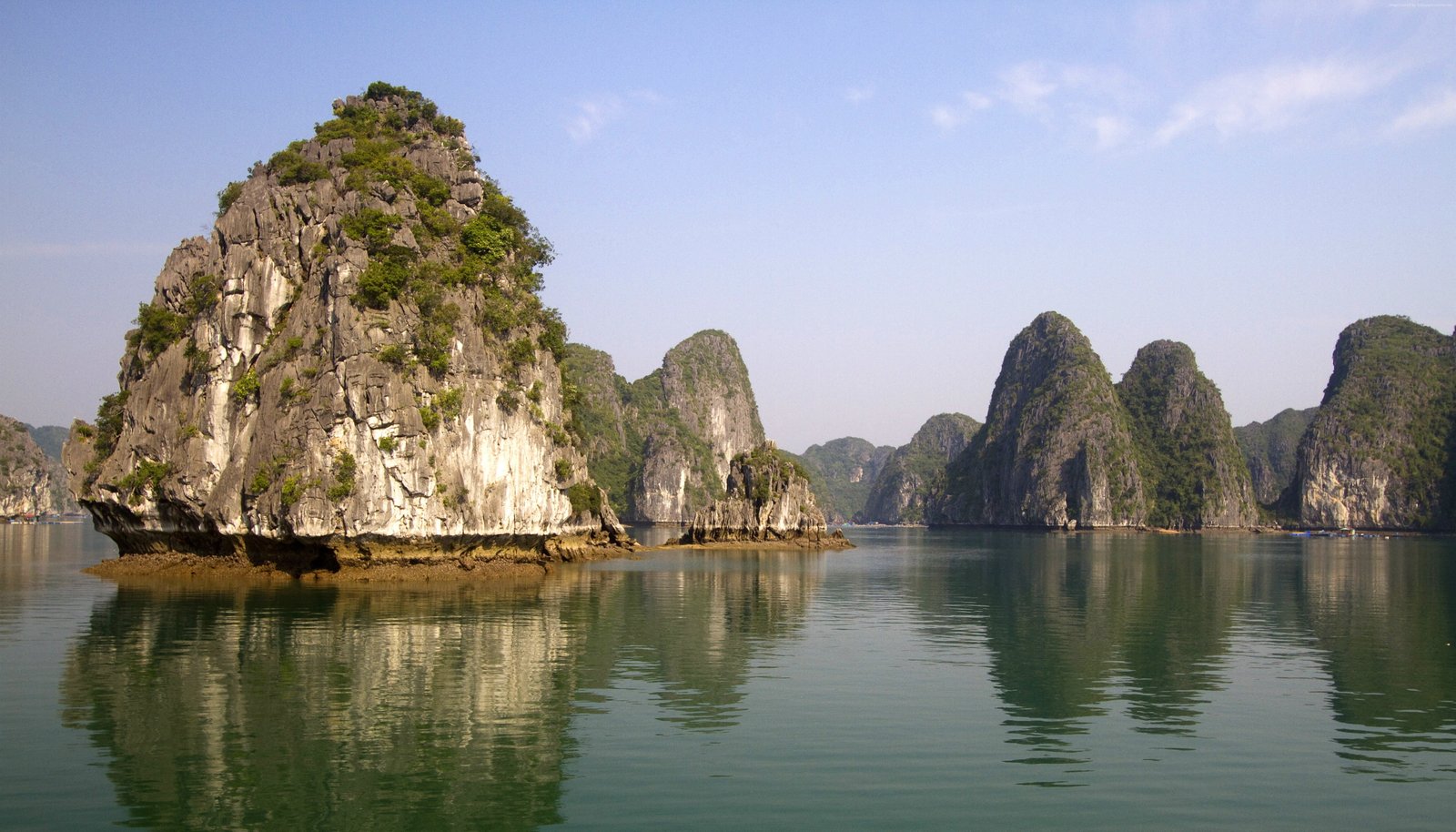 Vietnam travel Halong Bay mountains cruises rest 2k 4k 5k
