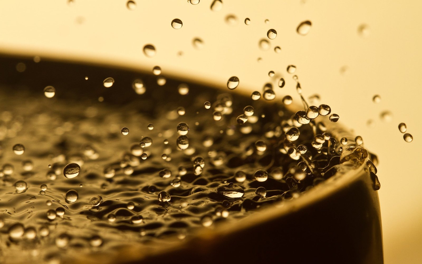 brown ceramic container selective focus photography of water drops 2k