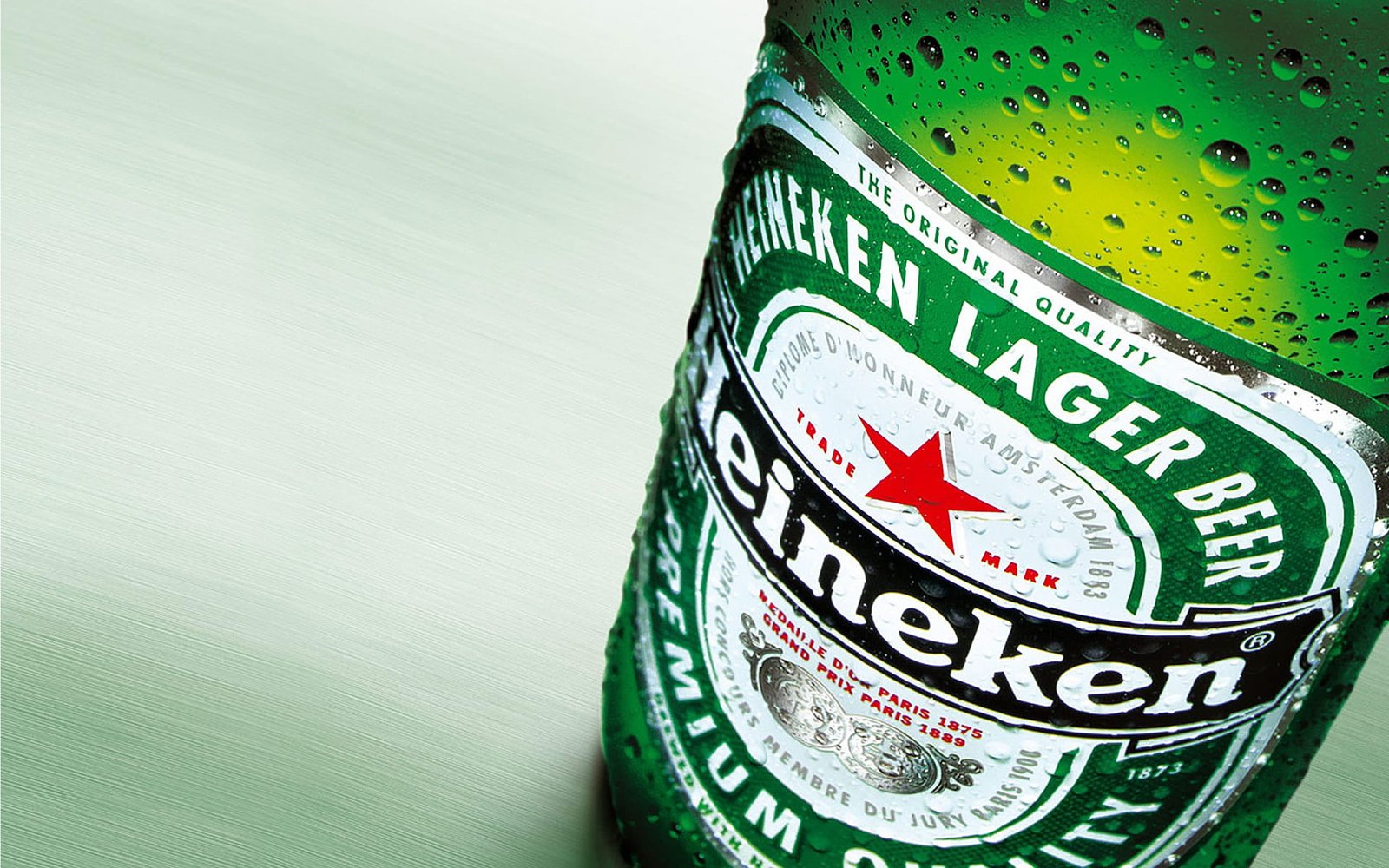 photography macro bottles beer Heineken green color close up 2k
