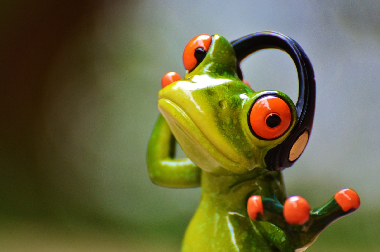 red eye frog ceramic figurine Frogs Headphones Music Dance 2k 4k 5k