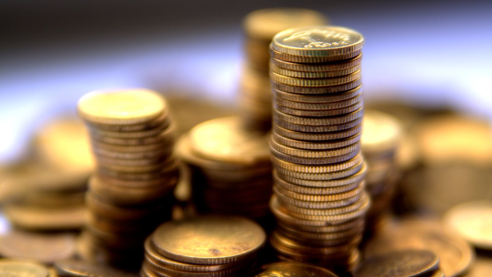 round gold coin lot macro coins money bokeh currency finance 2k