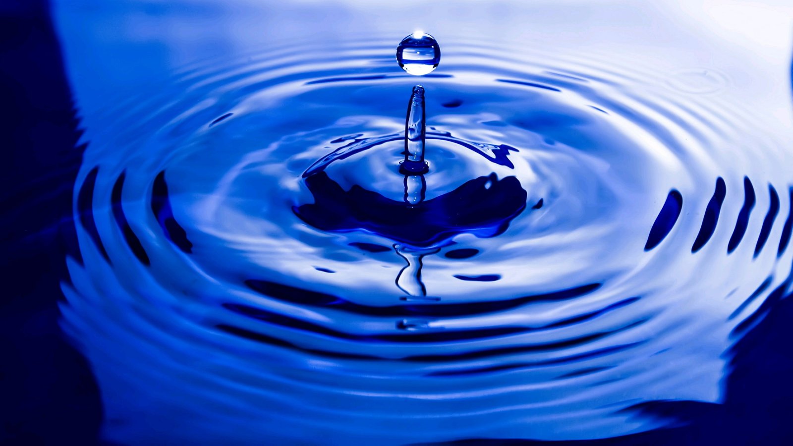 water droplet cobalt blue drop wave close up macro photography 2k 4k