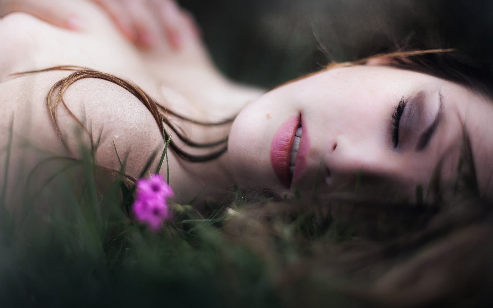 Girl sleeping bokeh flower 2k