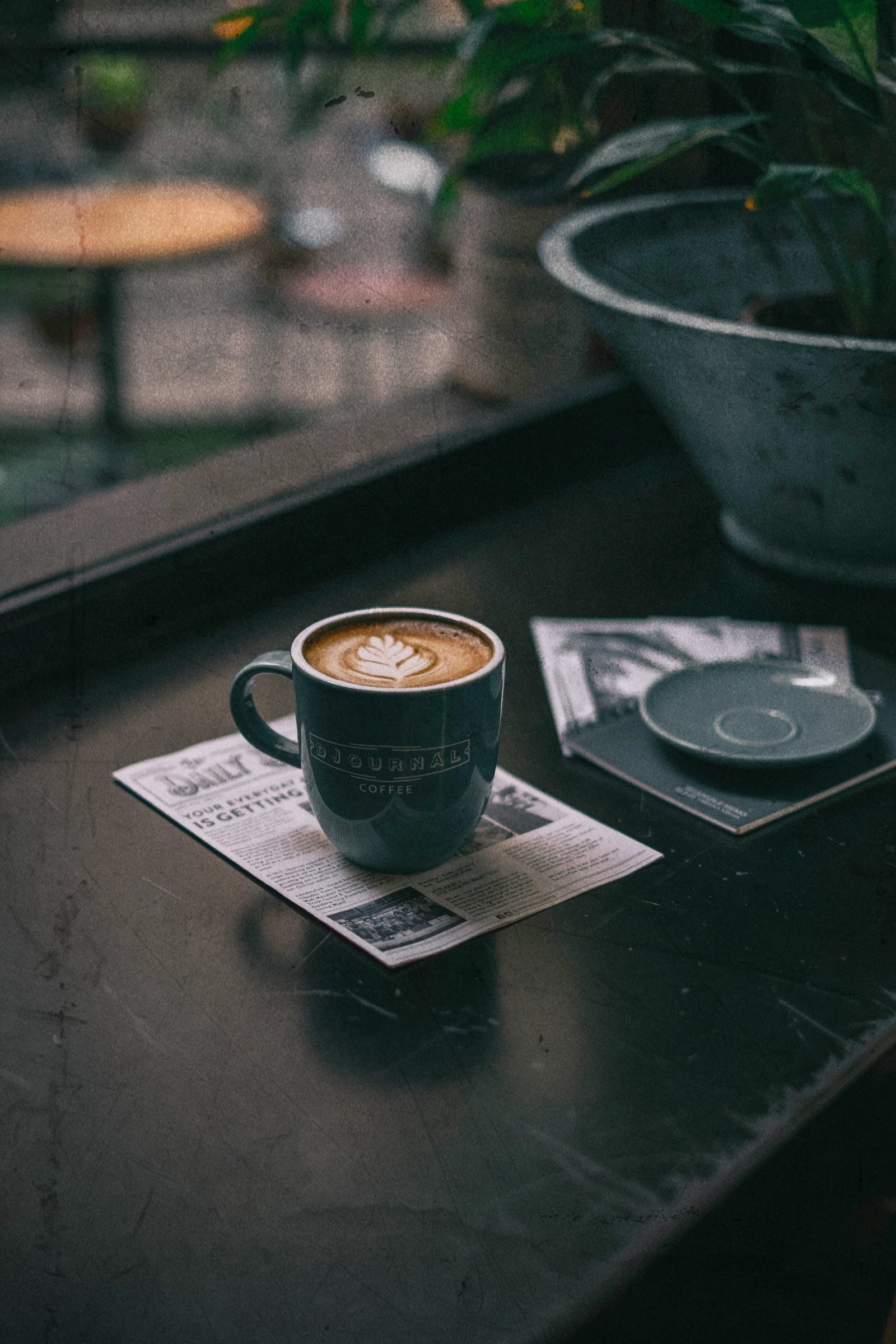 green cup with coffee on table mug bokeh blur latte espresso 2k