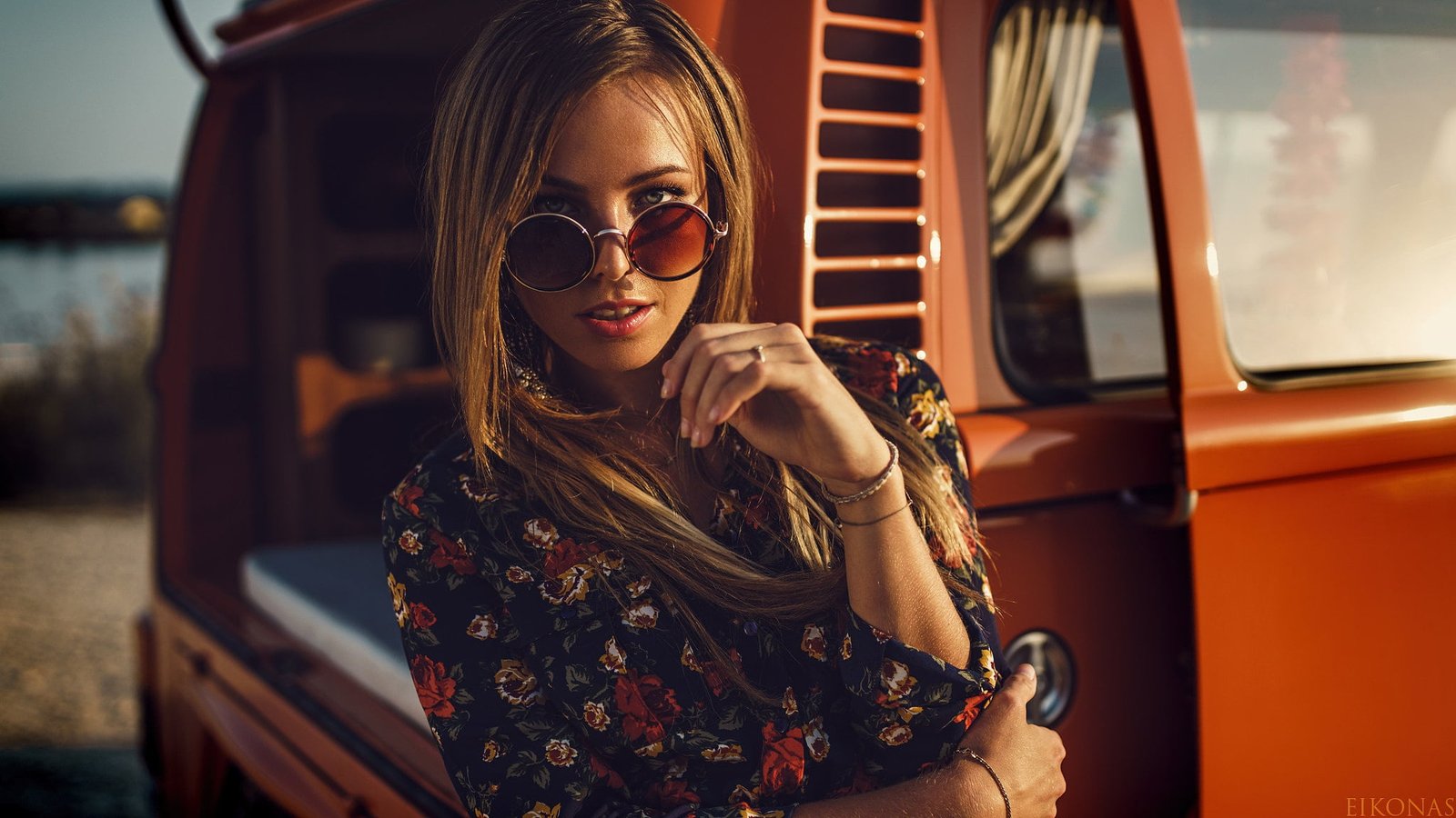 look girl the sun pose river model portrait makeup dress 2k