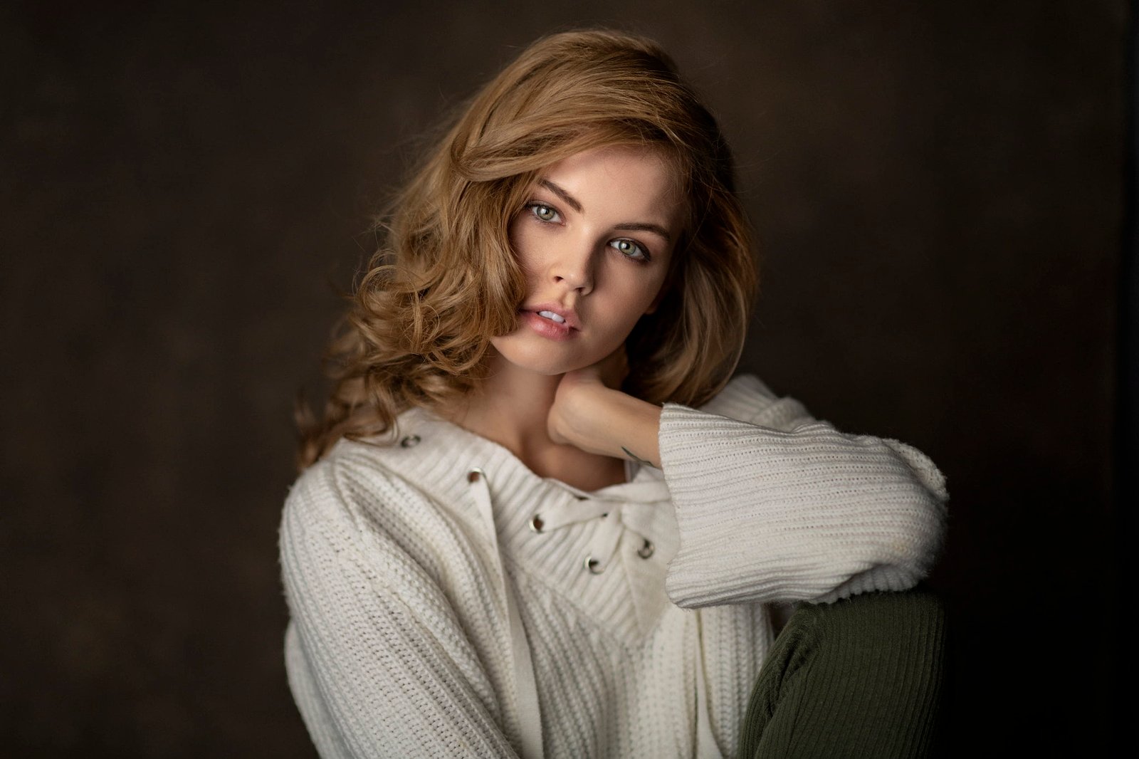 portrait looking at viewer women model bokeh indoors 2k