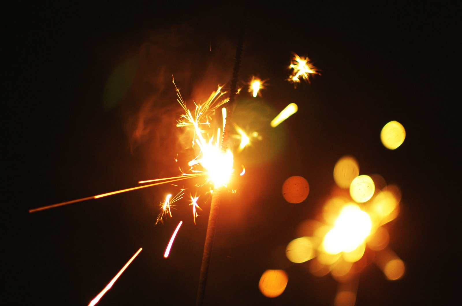 sparkler bokeh photography fireworks motion night illuminated 2k