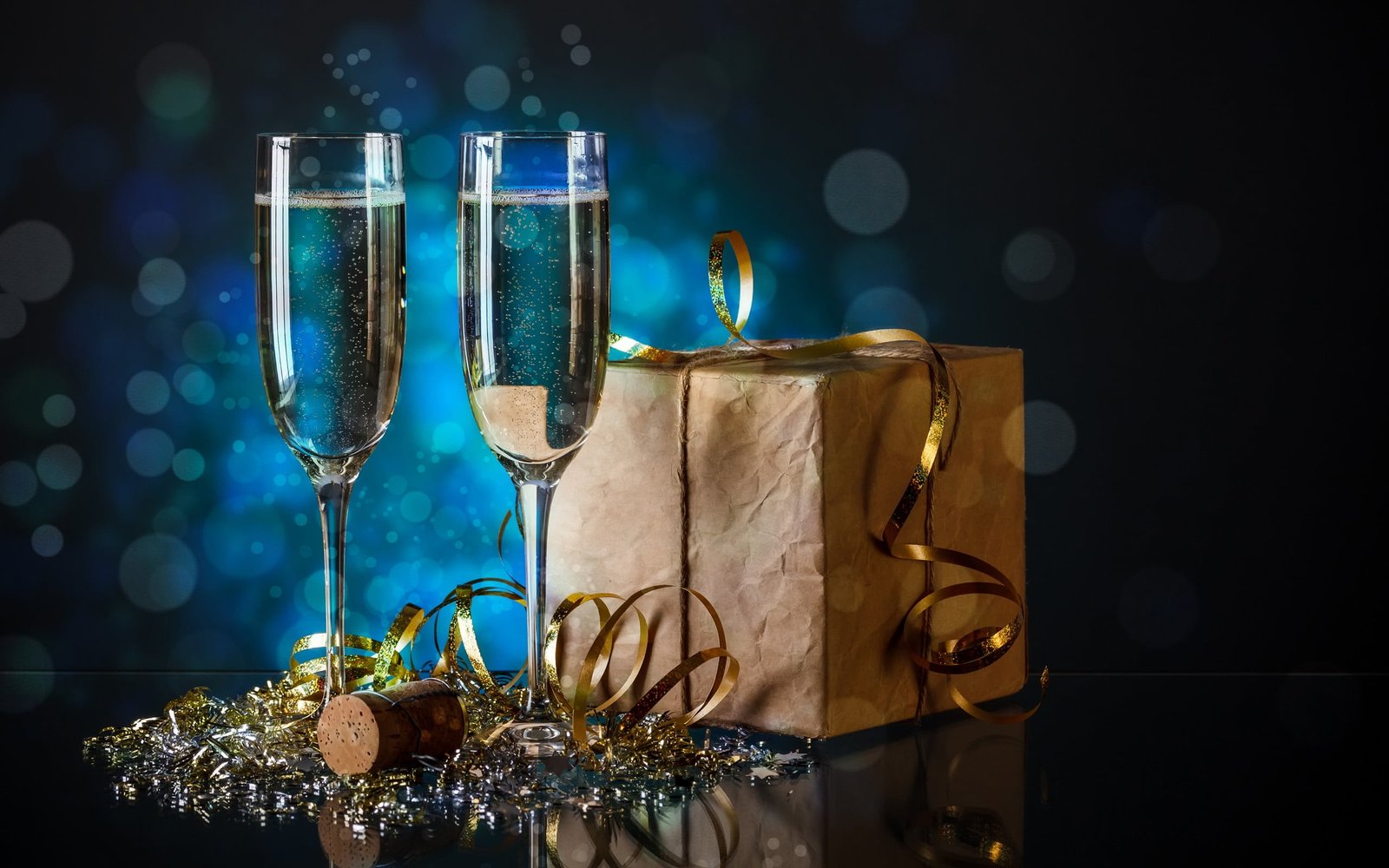 two clear champagne glasses New Year snow drink presents 2k