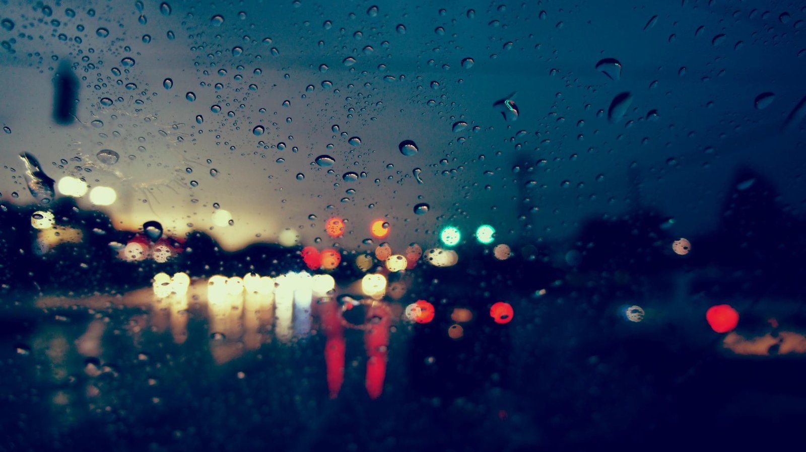 urban street rain bokeh water drops lights glass reflection 2k