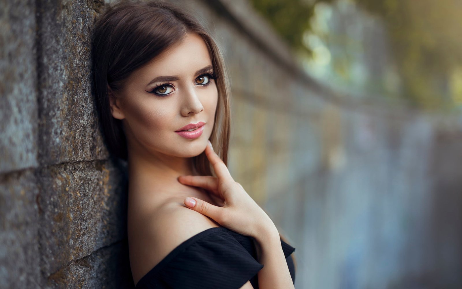 women face portrait eyeliner depth of field looking at viewer 2k