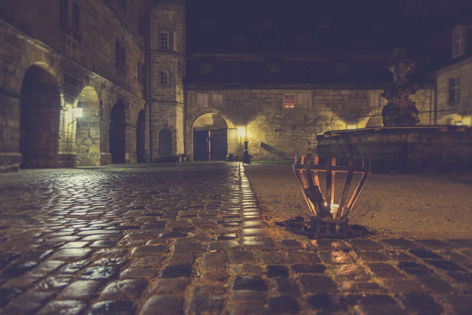 arches architecture building castle cobblestones courtyard 2k 4k