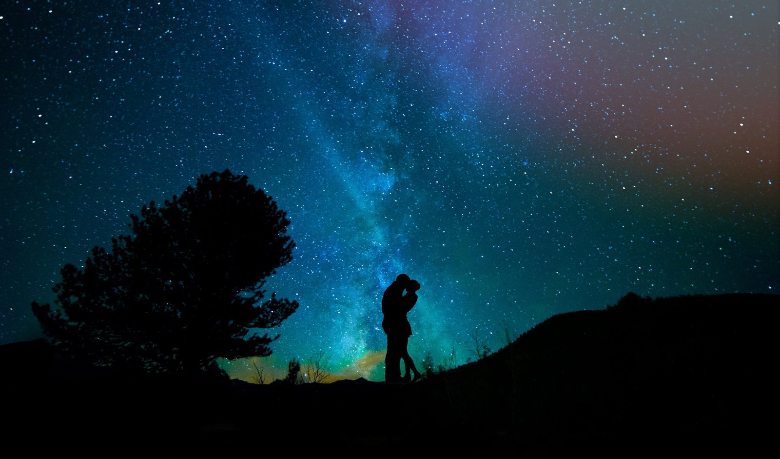 silhouette couple kissing under starry night human lovers sky 2k