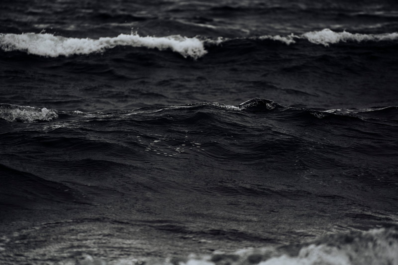 grayscale photo of ocean waves wallpaper desktop wallpapers 2k 4k 5k 8k