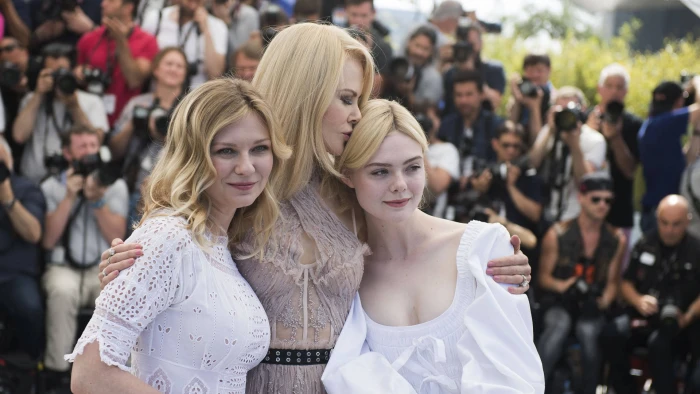 kirsten dunst posing actress hollywood