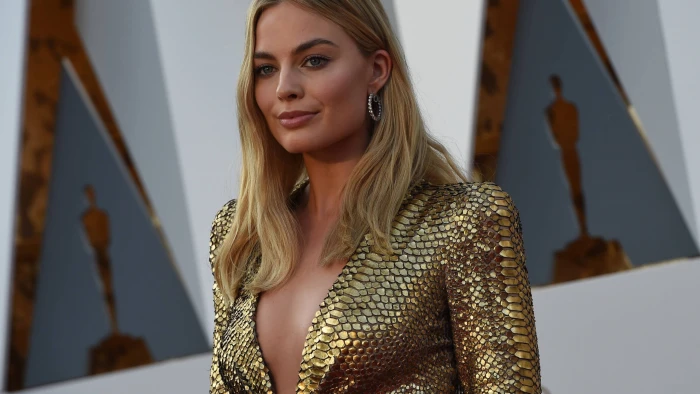 margot robbie in gold snake skin dress actress hollywood 2k