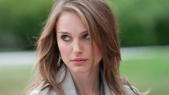 natalie portman in gray blazer actress hollywood