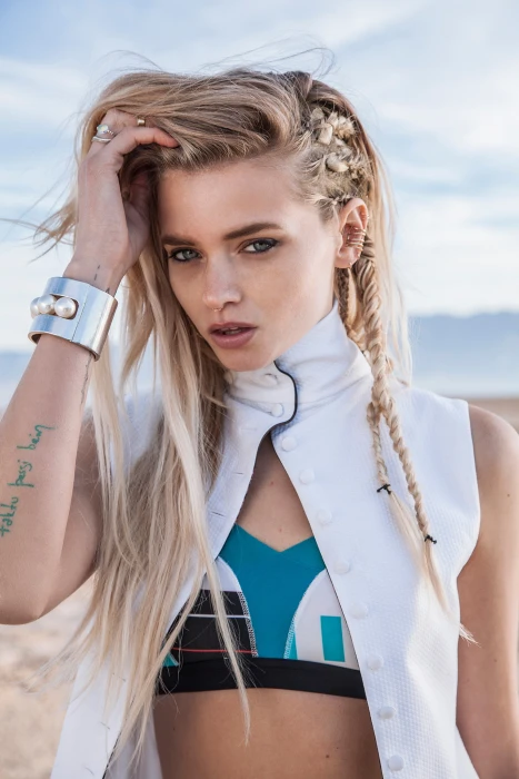Abbey Lee Kershaw actress model desert blue eyes blonde