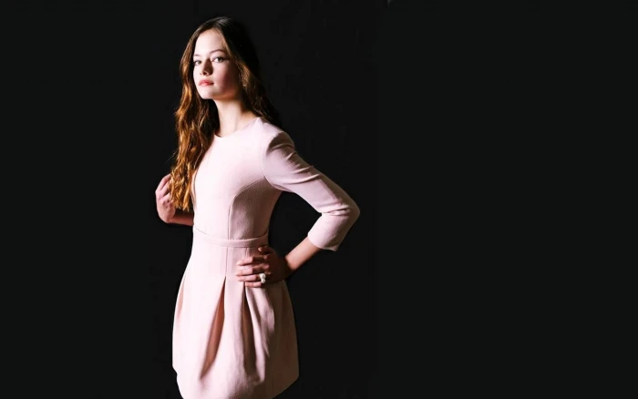 Actress Mackenzie Foy Beautiful Photoshoot black background 2k