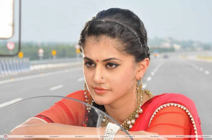 actress babe bollywood model tapsee 2k