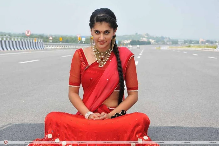 actress babe bollywood model tapsee 2k