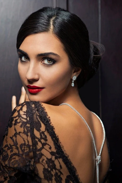 actress beautiful female makeup tubabuyukustun turkish