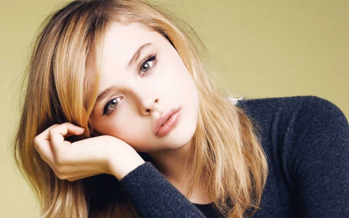 actress blonde looking at viewer simple background Chlo Grace Moretz 2k