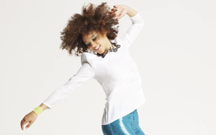 women model actress brunette curly hair brown eyes face 2k