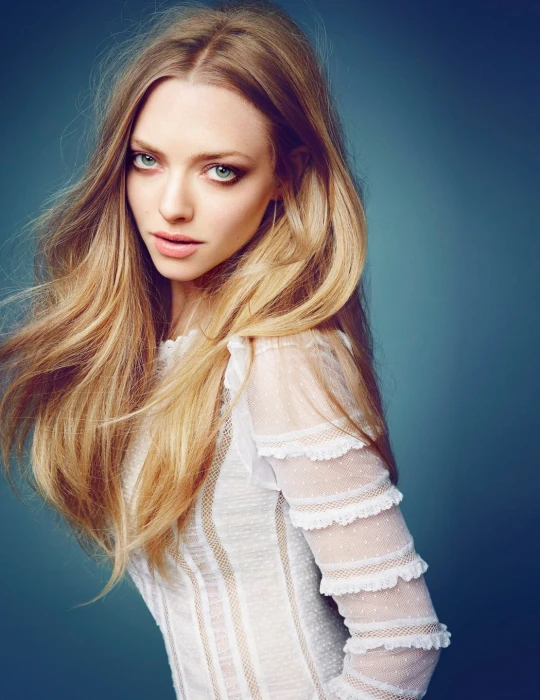 Amanda Seyfried women blonde green eyes simple background