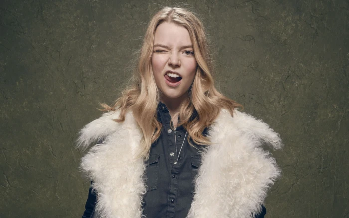 Anya Taylor Joy blonde women simple background actress 58 2k