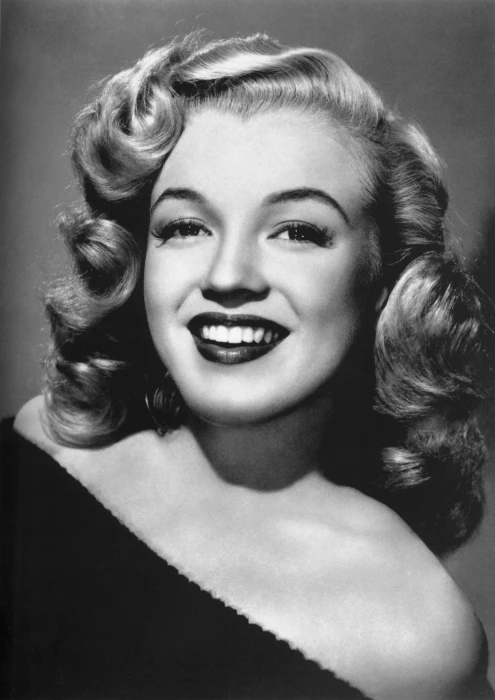 black and white photo of Marilyn Monroe woman actress pretty 2k