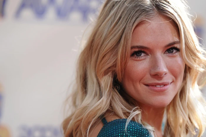 blonde actress Sienna Miller closeup blue eyes women hair 2k