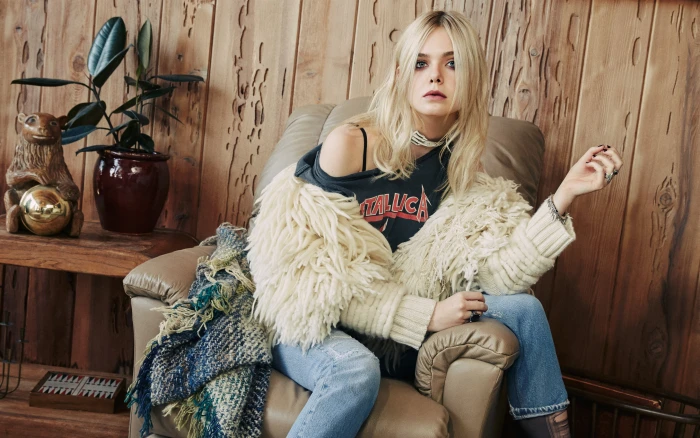 Elle Fanning actress looking at viewer blond hair one person 2k