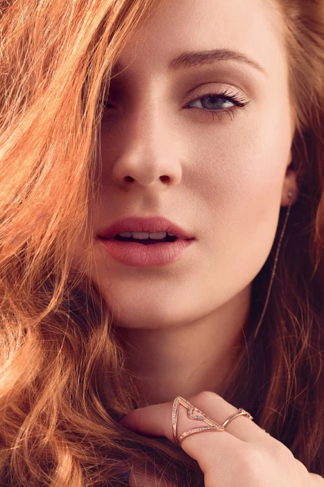face portrait display Sophie Turner women looking at viewer