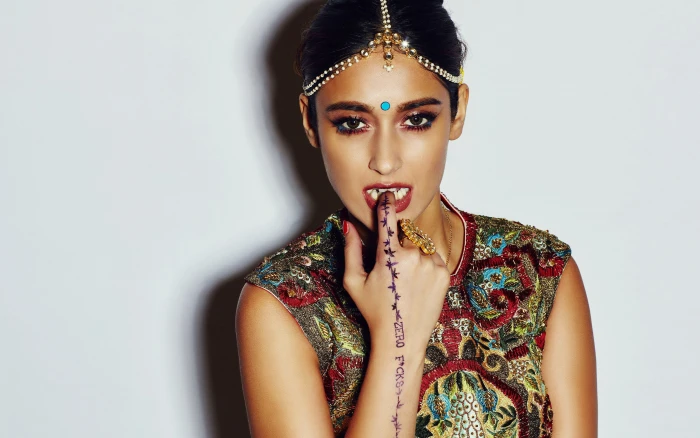 Ileana Dcruz women's gold colored ring Female Celebrities 2k