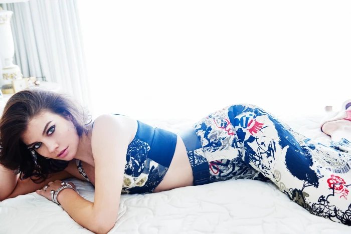 Lauren Cohan Actress Celebrity Women Bed