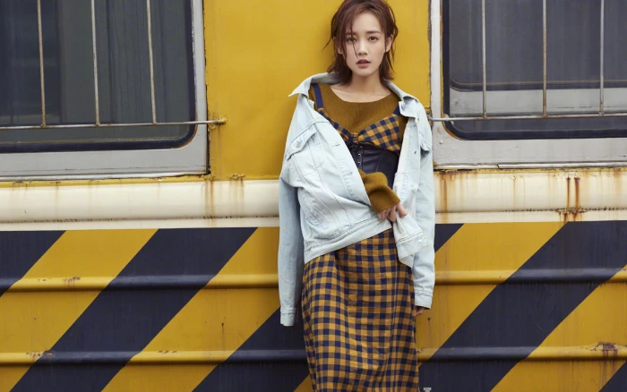 Li Yitong fashion China Asia actress frontal view looking at viewer